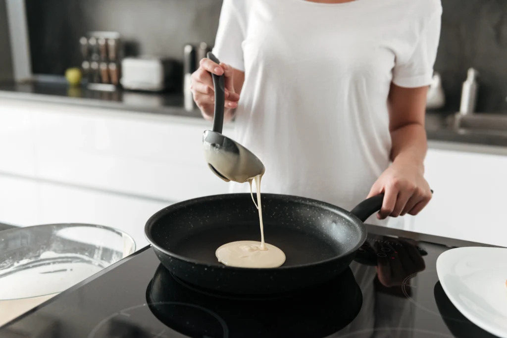 nettoyer une poêle en céramique-cuisinstore